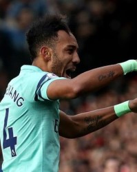  阿森纳门将低级失误，伯恩茅斯补时扳平抢关键一分  