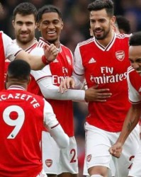  阿森纳零封狼队登顶积分榜首  
