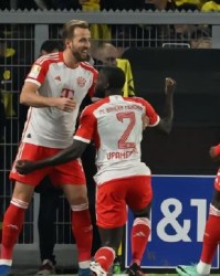  拜仁队长诺伊尔伤愈复出，零封对手助球队登顶  